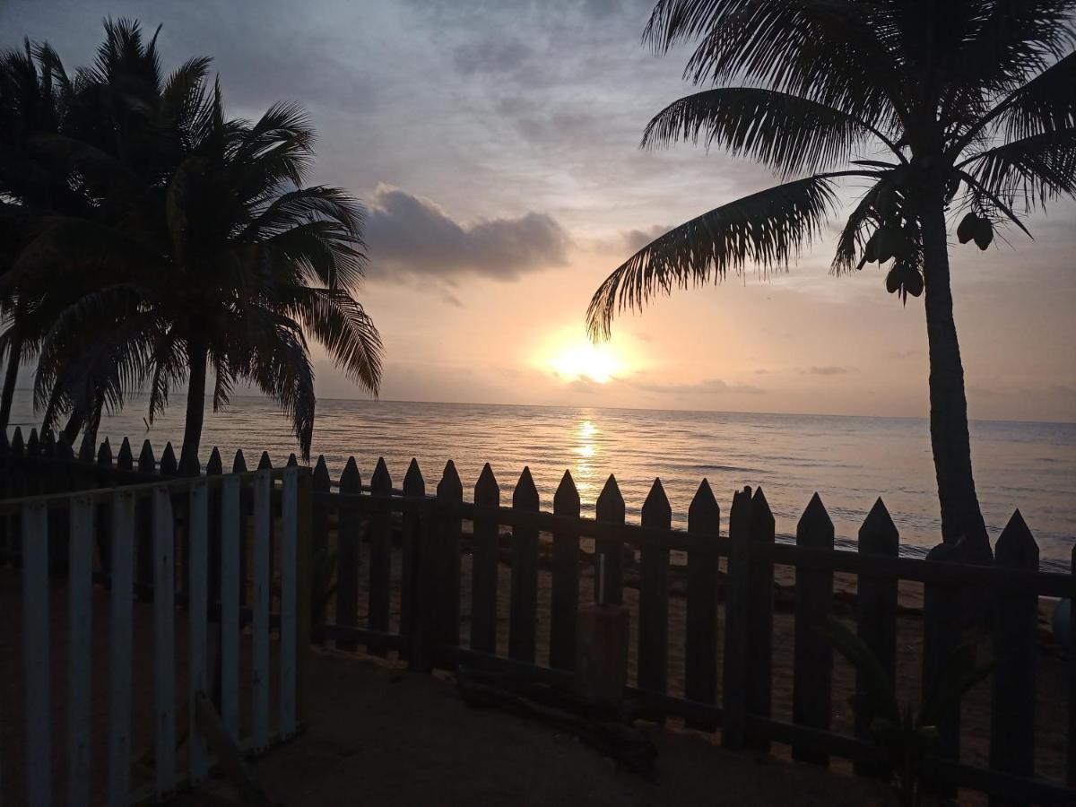 Pal'S On The Beach - Dangriga, Belize Luaran gambar